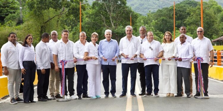 Presidente Abinader entrega puente sobre el río Bajabonico Arriba