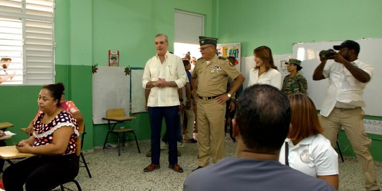 Abinader supervisa operativo médico de acción cívica del Ministerio de Defensa