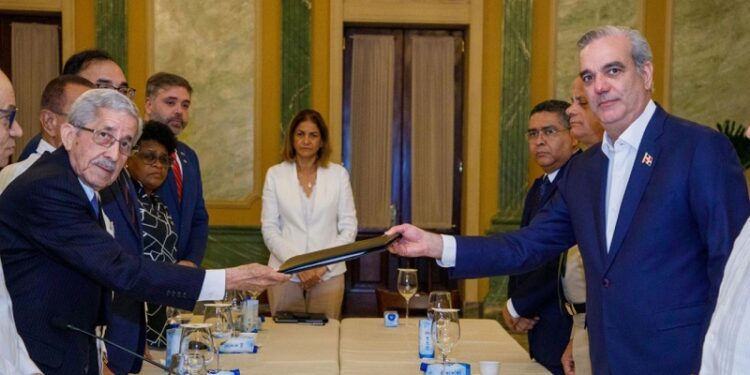 CES entrega al presidente Abinader informe final sobre crisis haitiana