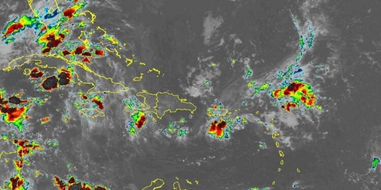 Vaguada y onda tropical aumentarán los aguaceros con tormentas eléctricas esta tarde