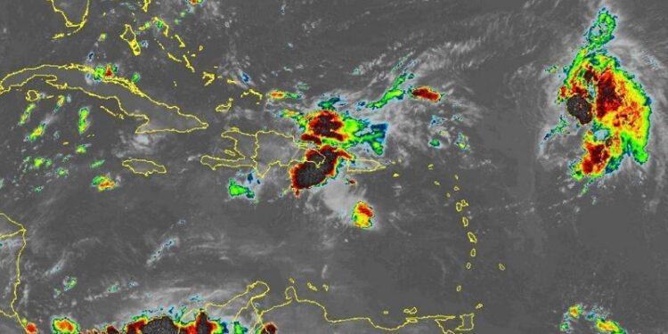 Aguaceros intensos con tormentas eléctricas por onda tropical y vaguada