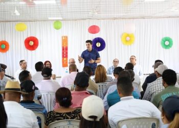 Wellington Arnaud escucha demandas de comunitarios de los municipios de Nagua y Sánchez