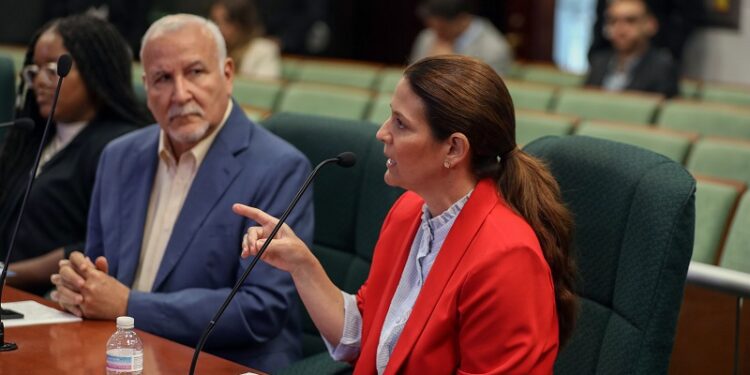 Bancos se oponen a posibilidad de ofrecer todos sus servicios en línea