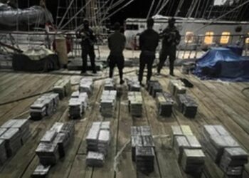 Autoridades ocupan 448 paquetes de cocaína y arrestan a dos personas