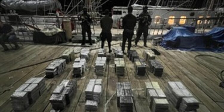 Autoridades ocupan 448 paquetes de cocaína y arrestan a dos personas
