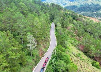 Presidente Abinader inaugura carretera hacia el Salto de Aguas Blancas en Constanza
