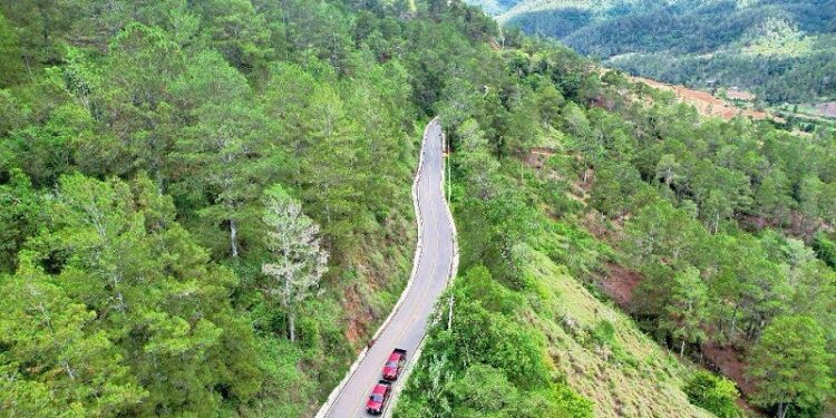 Presidente Abinader inaugura carretera hacia el Salto de Aguas Blancas en Constanza