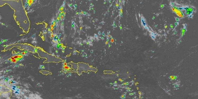 Onda tropical y vaguada provocarán aguaceros en la tarde