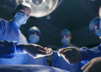 Médico abandona a paciente sedado durante cirugía para tener sexo con enfermera