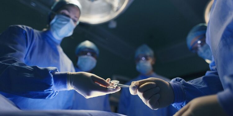 Médico abandona a paciente sedado durante cirugía para tener sexo con enfermera