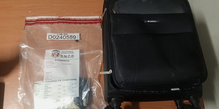 Arrestan lituano con un kilogramo de cocaína
