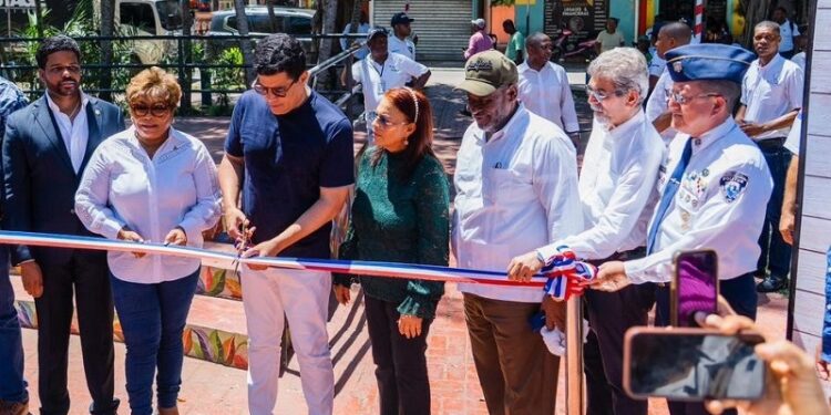 David Collado entrega obras e inicia otras en Boca Chica