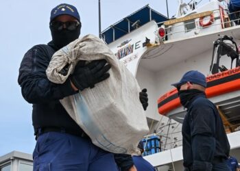 Guardia Costera descarga casi US$65 millones en narcóticos ilícitos interceptados en el Mar Caribe Occidental