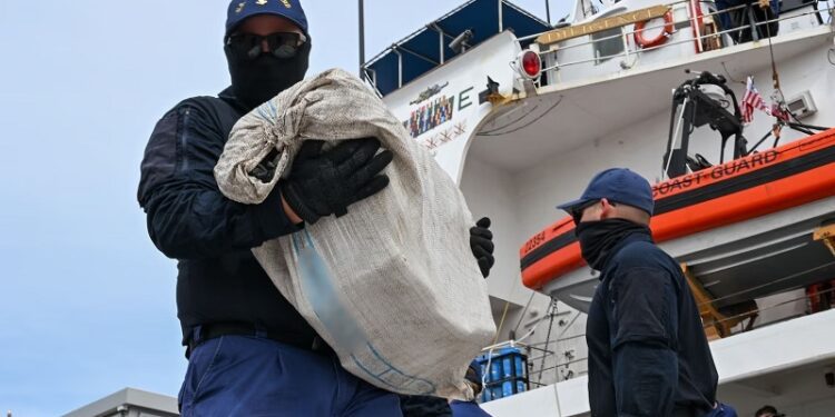 Guardia Costera descarga casi US$65 millones en narcóticos ilícitos interceptados en el Mar Caribe Occidental