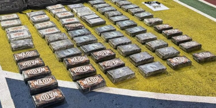 Se incautan 93 paquetes de cocaína y detiene a dos personas