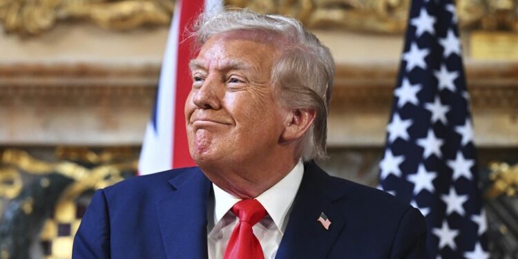 Trump responde si ha tenido conversaciones para preparar un «cambio de régimen» en Venezuela