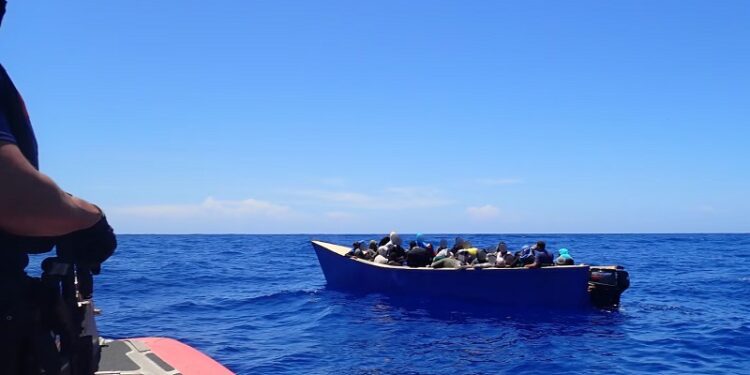 Guardia Costera repatria a 66 extranjeros intervenidos en el Pasaje de Mona frente a Puerto Rico