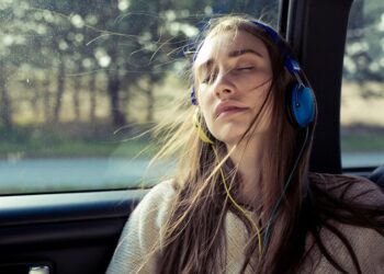 Estos géneros musicales pueden reducir el riesgo de mareo en coche hasta en un 57 %
