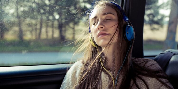 Estos géneros musicales pueden reducir el riesgo de mareo en coche hasta en un 57 %
