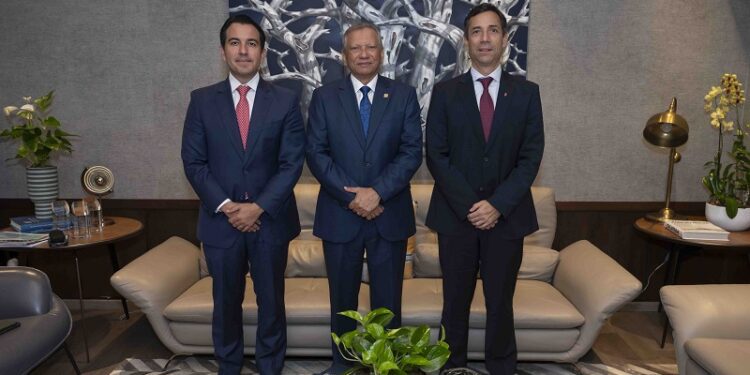 Ejecutivos de Scotiabank visitan al presidente ejecutivo de Banreservas