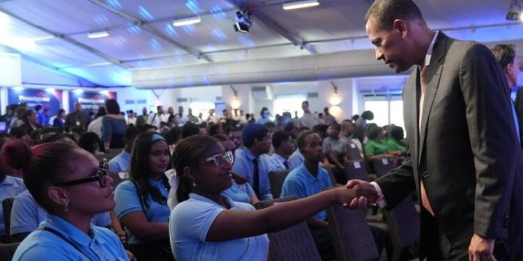 Guido Gómez Mazara insta a jóvenes a prepararse en profesiones STEM para suplir demanda del mercado