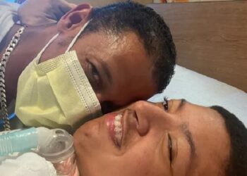 Dominicano enfrenta deportación por delitos menores mientras su hijo discapacitado le espera en hospital