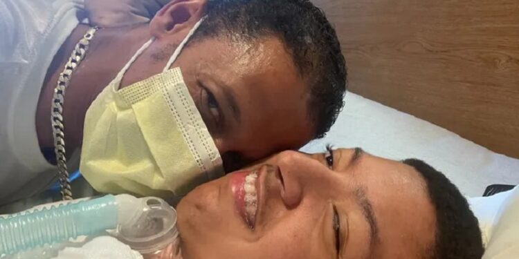 Dominicano enfrenta deportación por delitos menores mientras su hijo discapacitado le espera en hospital