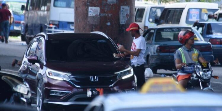 Retiran limpiavidrios y vendedores de intersecciones de la capital 