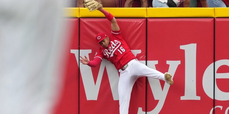 Espectacular robo de HR de Marte mantiene a Rojos en la lucha por el Comodín