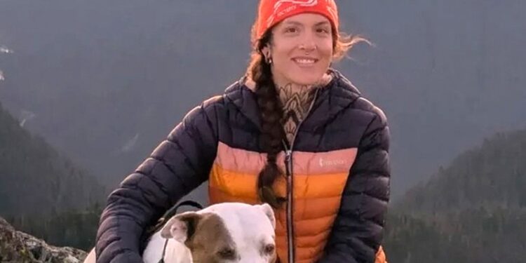 Mujer cae 18 metros de una montaña intentando rescatar a su perro y ambos sobreviven