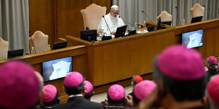 El Papa: El Obispo, un siervo que anuncia el Evangelio con valentía