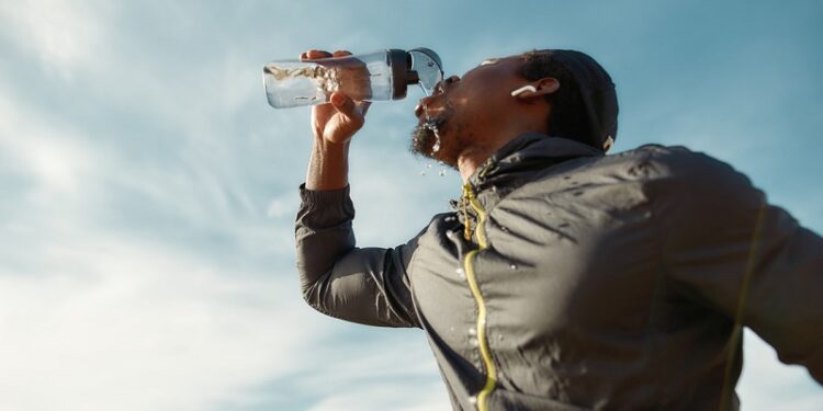 No tomar suficiente agua podría tener más efectos de los que se piensa