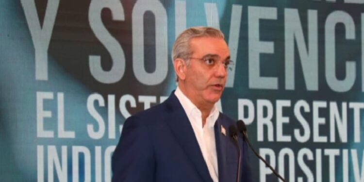 Presidente Abinader destaca estabilidad del sistema financiero nacional 