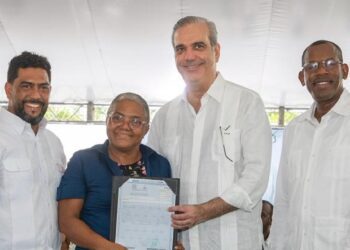 Presidente Abinader entrega 3,100 títulos de propiedad a familias en Palmarejo-Villa Linda