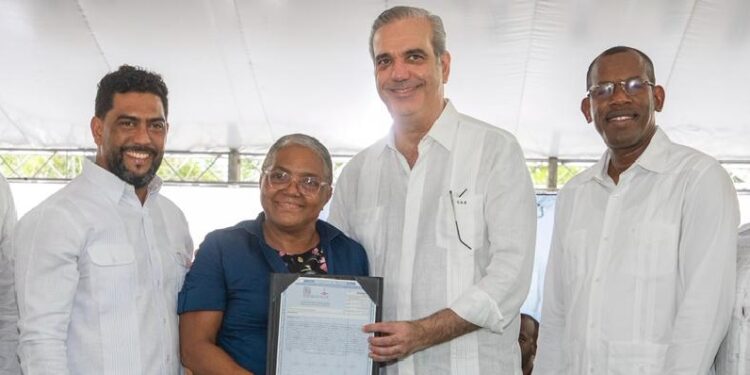 Presidente Abinader entrega 3,100 títulos de propiedad a familias en Palmarejo-Villa Linda