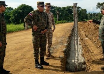 Ministro de Defensa se reúne con directivos de CODEVI y supervisa avances de la verja perimetral fronteriza en Dajabón