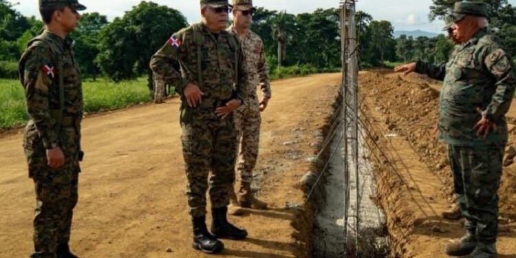 Ministro de Defensa se reúne con directivos de CODEVI y supervisa avances de la verja perimetral fronteriza en Dajabón