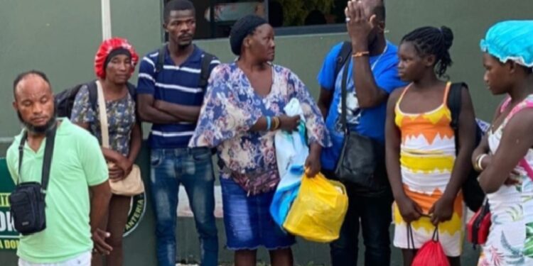 Ejército detiene minibús del transporte público por transporte ilegal de haitianos en Jimaní