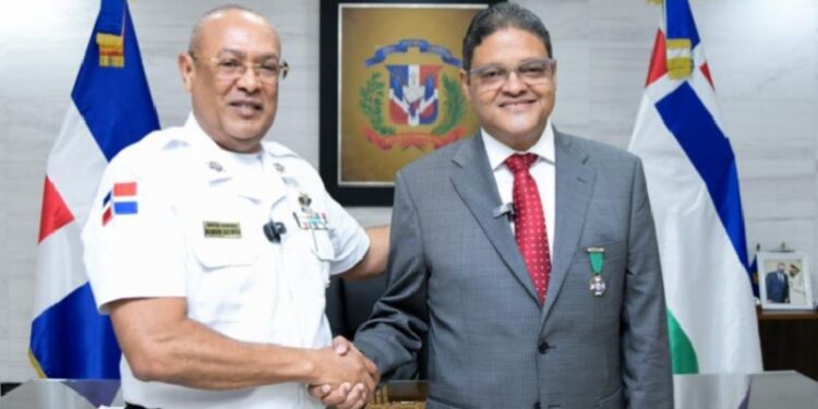 Director del COE es reconocido por la Policía Nacional por sus aportes a la nación