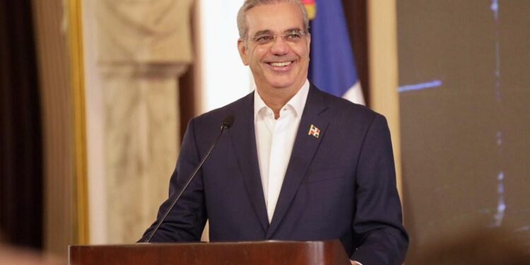 Presidente Abinader jubiloso con acuerdo crea el Centro de Excelencia en Inteligencia Artificial