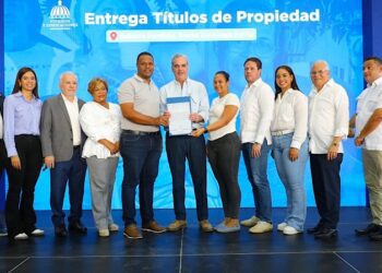 Presidente Abinader entrega 551 títulos de propiedad en Sabana Perdida