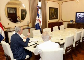 Presidente Abinader analiza con 15 gobernadoras daños por paso del huracán Melissa