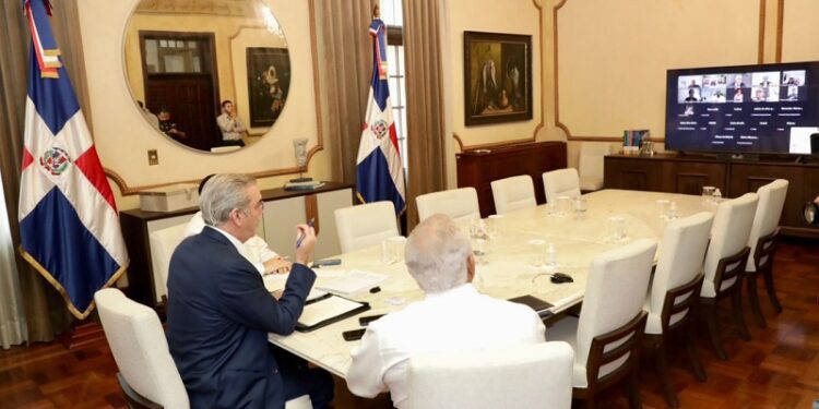 Presidente Abinader analiza con 15 gobernadoras daños por paso del huracán Melissa