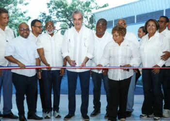 Abinader inaugura polideportivo Club Rafael Osvaldo Mercedes (CROM)