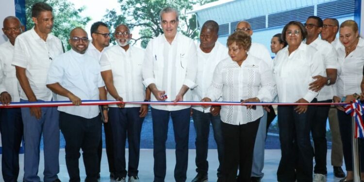 Abinader inaugura polideportivo Club Rafael Osvaldo Mercedes (CROM)