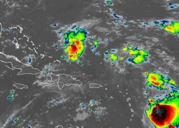 Onda tropical y vaguada producen chubascos matutinos, aguaceros y tormentas eléctricas en la tarde