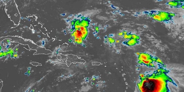 Onda tropical y vaguada producen chubascos matutinos, aguaceros y tormentas eléctricas en la tarde