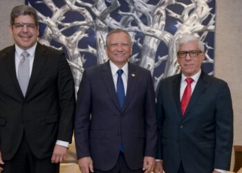 Leonardo Aguilera recibe a ejecutivos de la Asociación Cibao