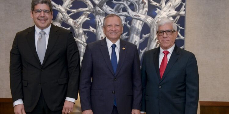 Leonardo Aguilera recibe a ejecutivos de la Asociación Cibao