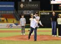 Leonardo Aguilera lanza la primera bola en partido inaugural de béisbol en el Estadio Cibao